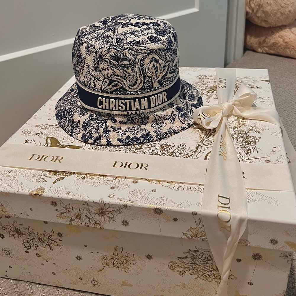 CHRISTIAN DIOR DIORESORT TOILE DE JOUY SMALL BRIM NAVY BUCKET HAT 58